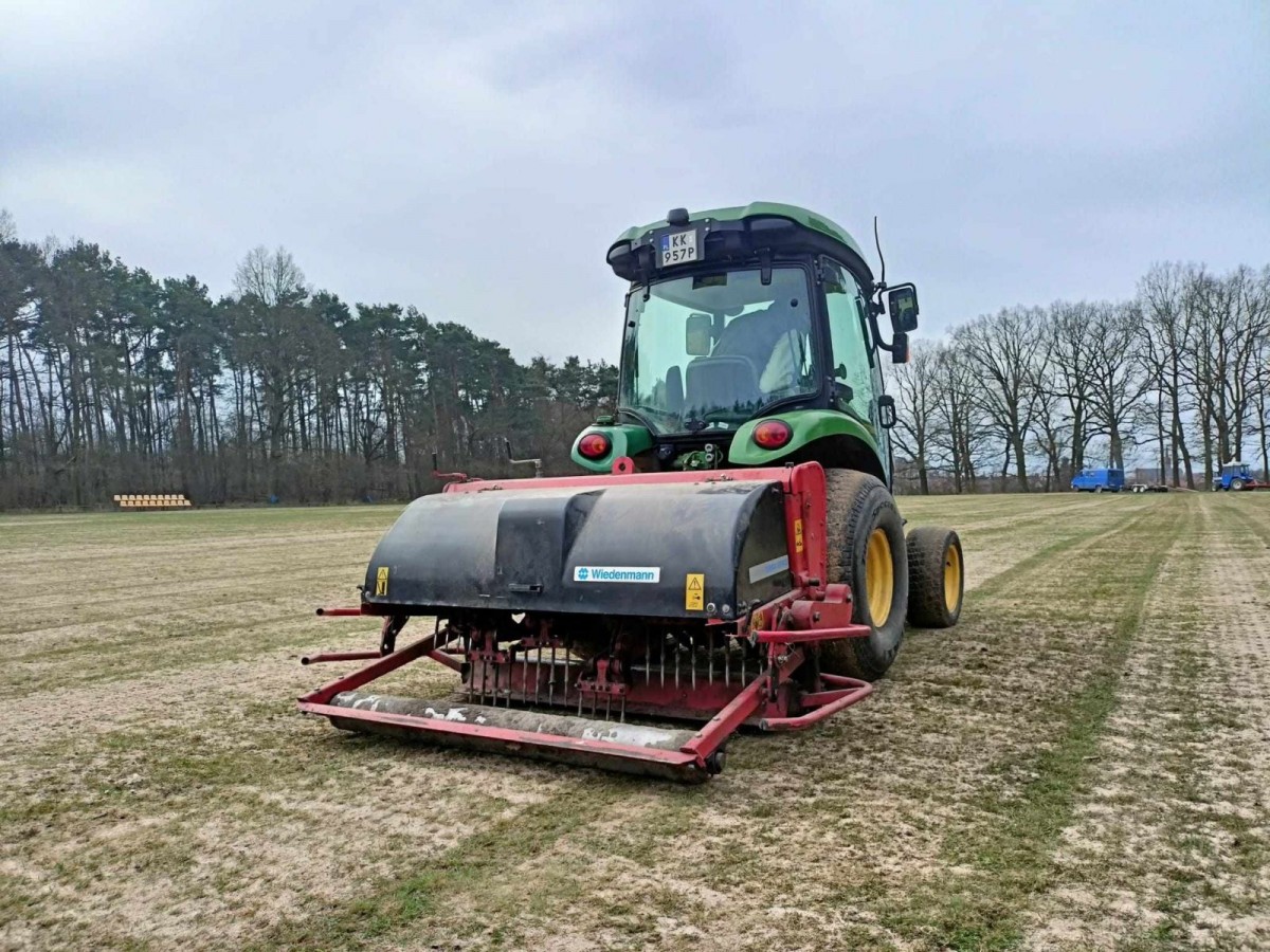 Prace na płytach boiskowych w Bolesławcu