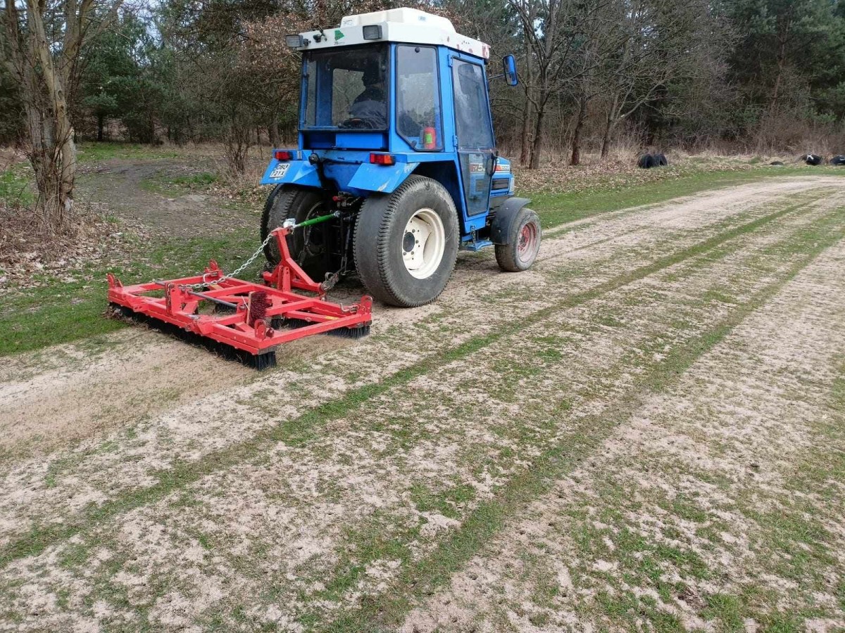 Prace na płytach boiskowych w Bolesławcu