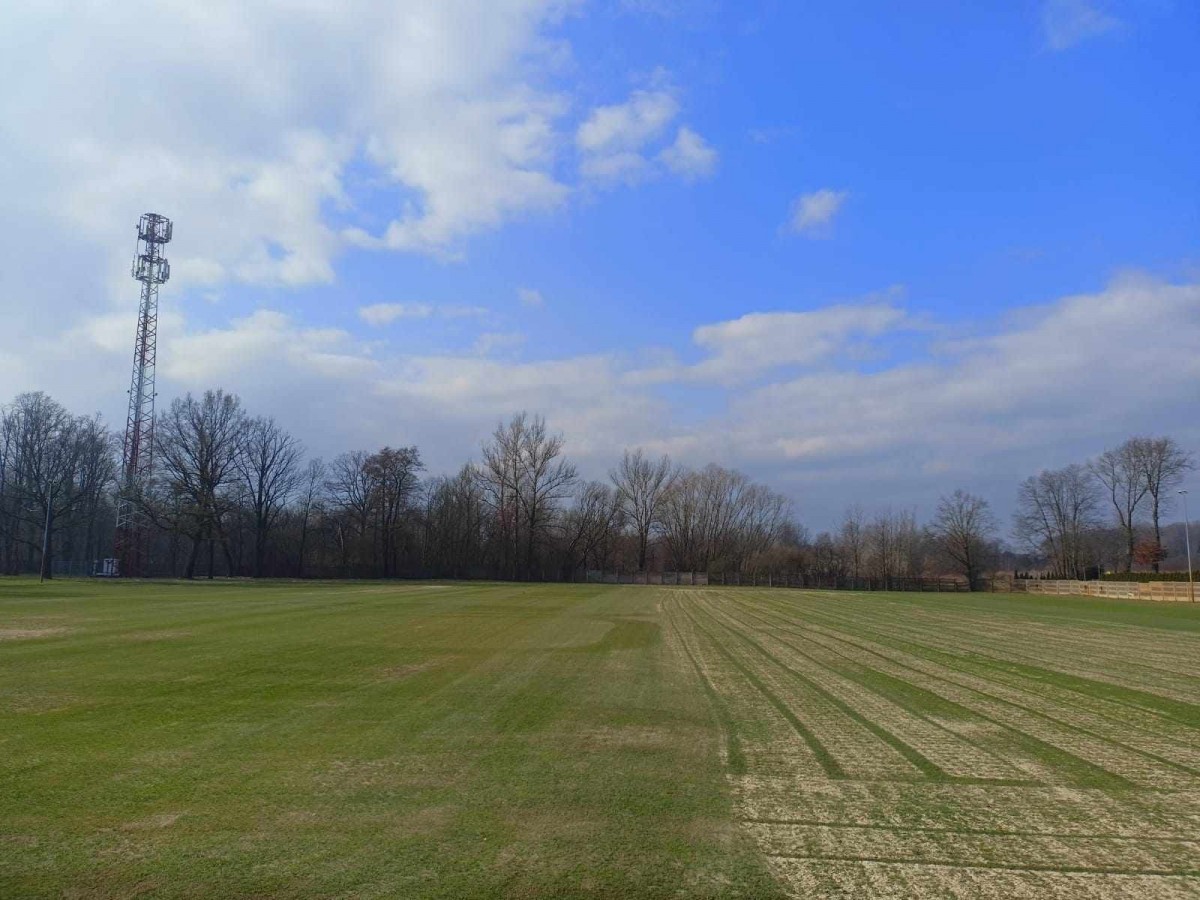 Prace na płytach boiskowych w Bolesławcu