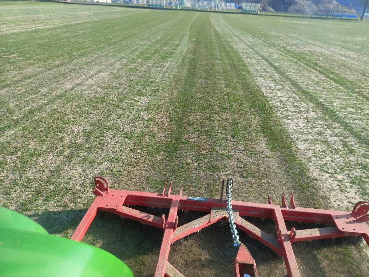 Prace na płytach boiskowych w Bolesławcu