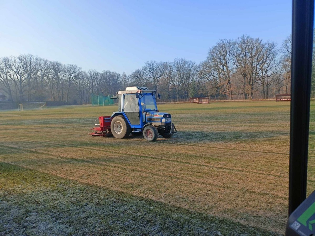 Prace na płytach boiskowych w Bolesławcu