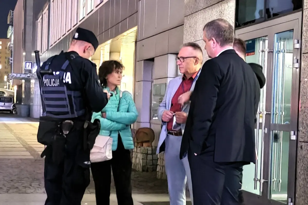 Prezydent rozmawia z policją przy kinie Forum