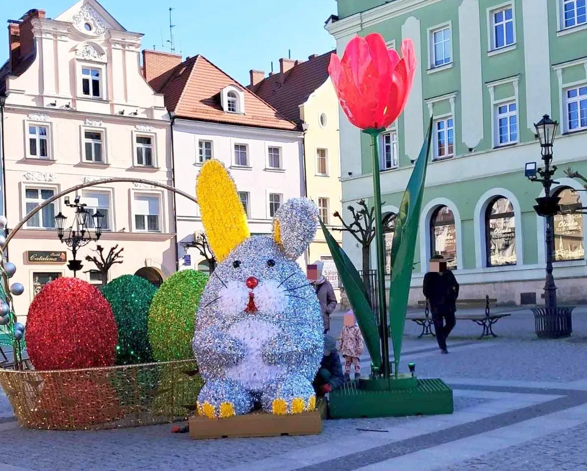 Świąteczne ozdoby na rynku w Bolesławcu