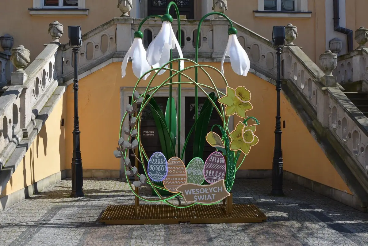 Świąteczne ozdoby na rynku w Bolesławcu