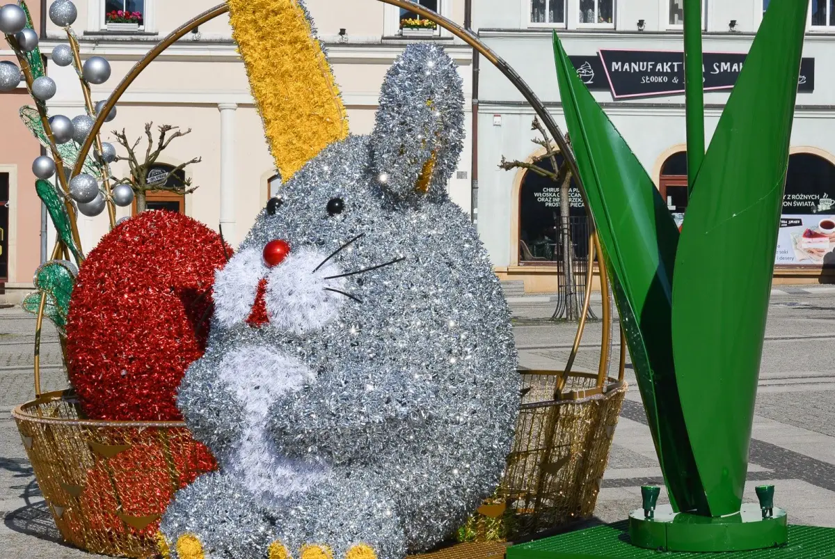 Świąteczne ozdoby na rynku w Bolesławcu