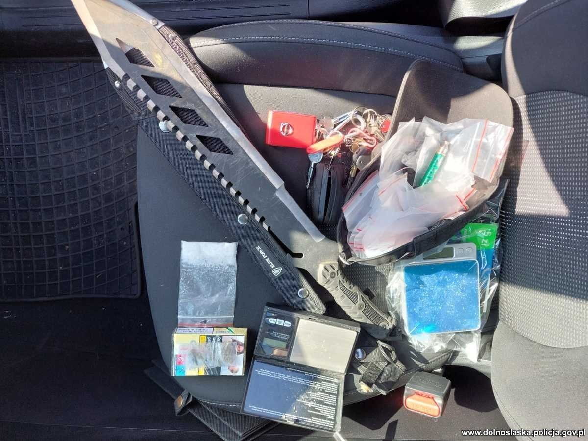 Auto, narkotyki i podejrzany