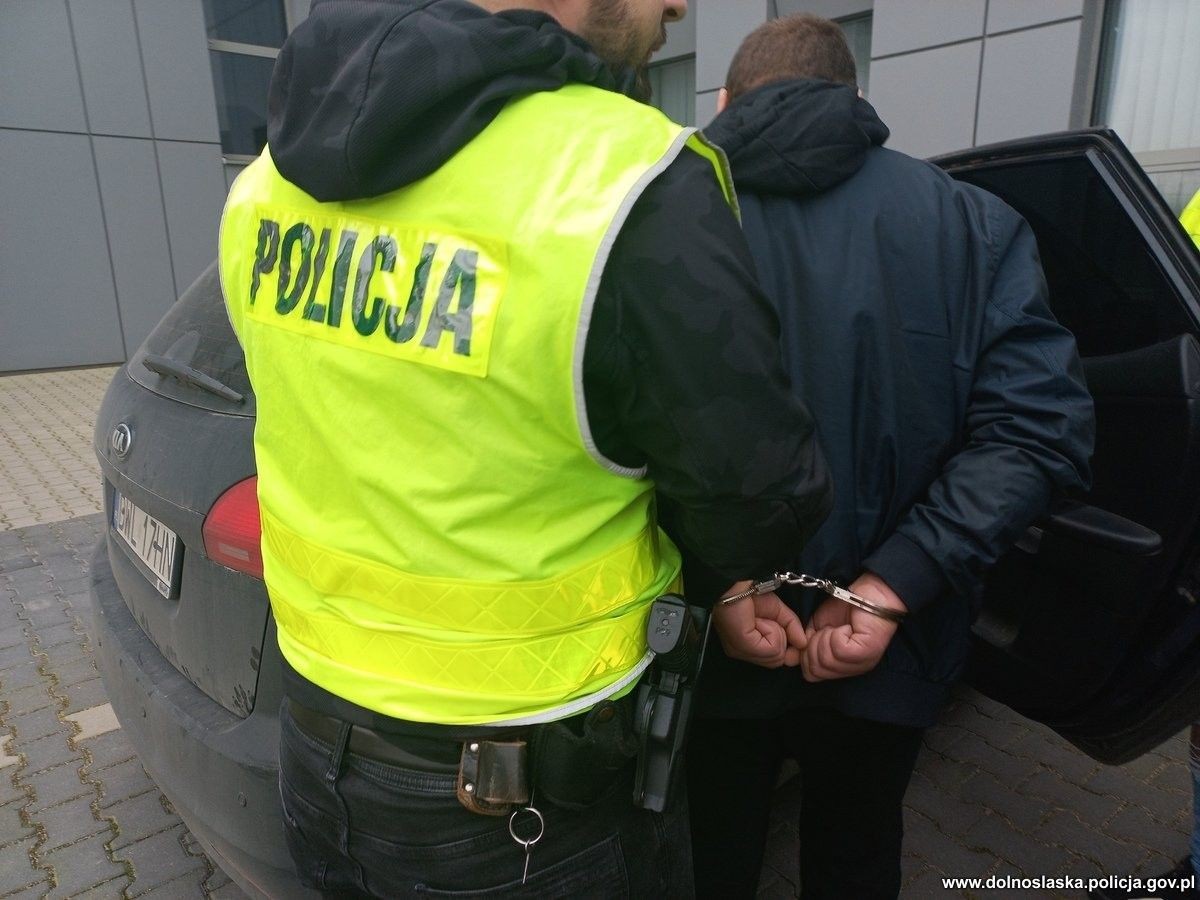 Auto, narkotyki i podejrzany