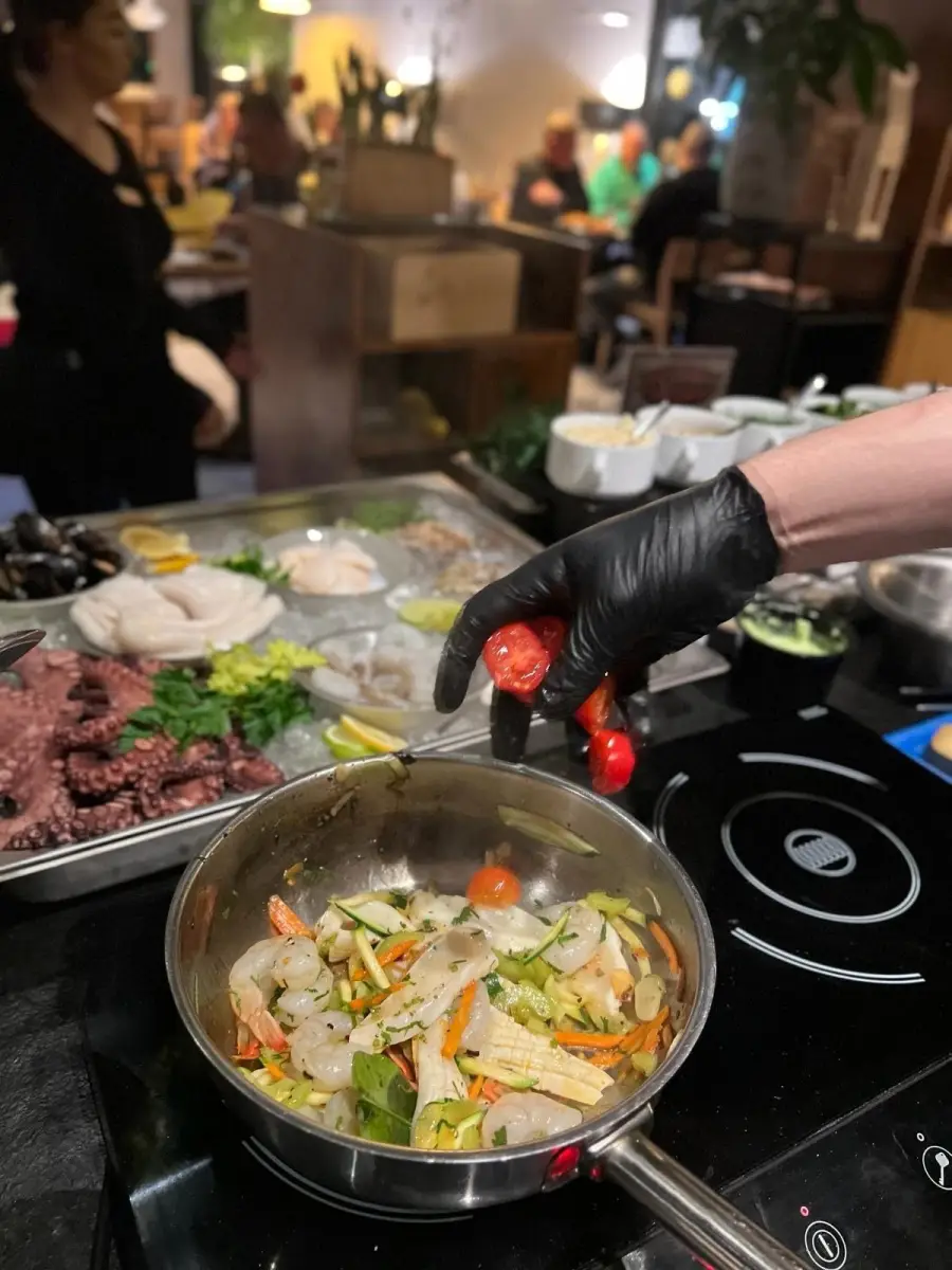 „SEAFOOD LIVE COOKING: Gotowanie na żywo”