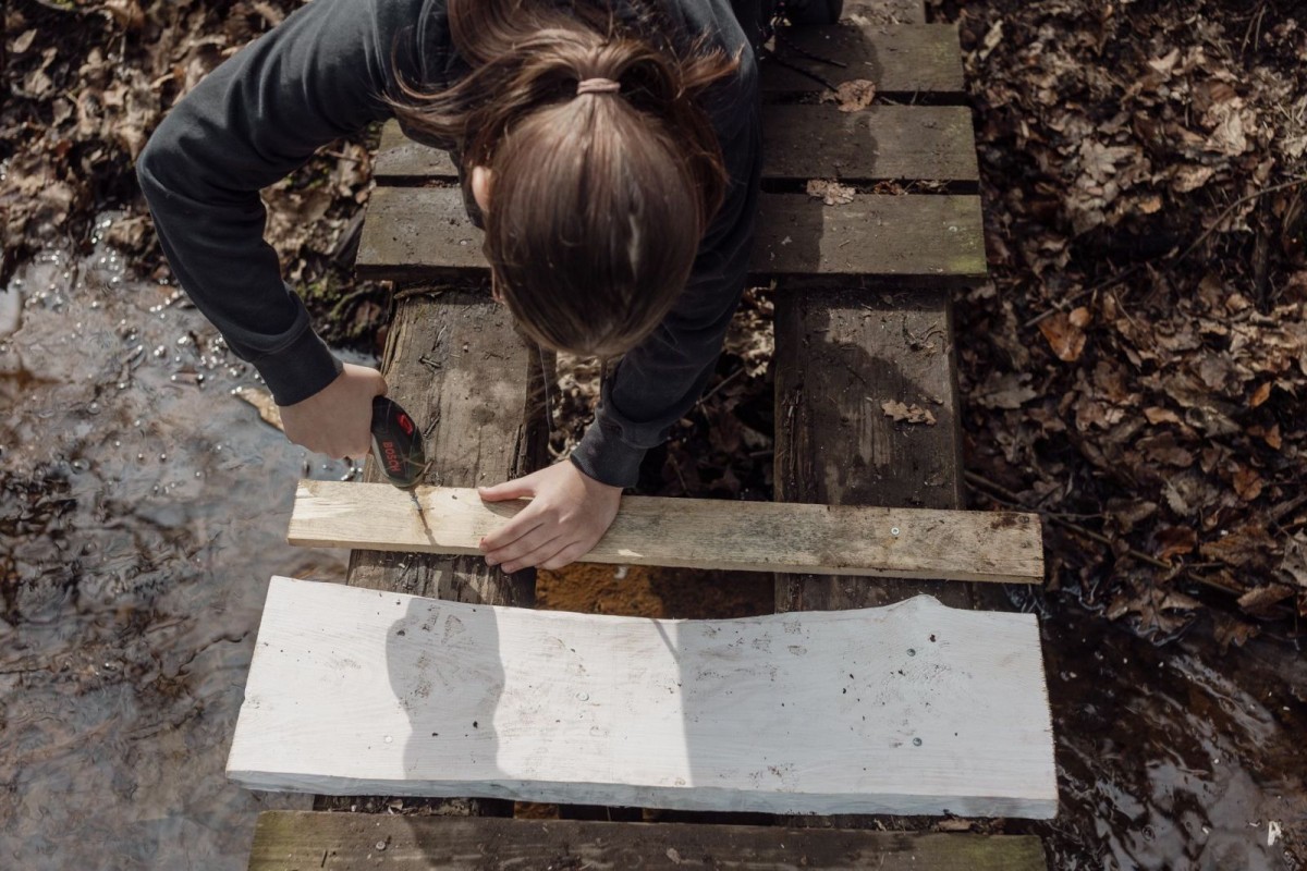 Harcerze naprawili kładkę w lesie przy ulicy Jeleniogórskiej