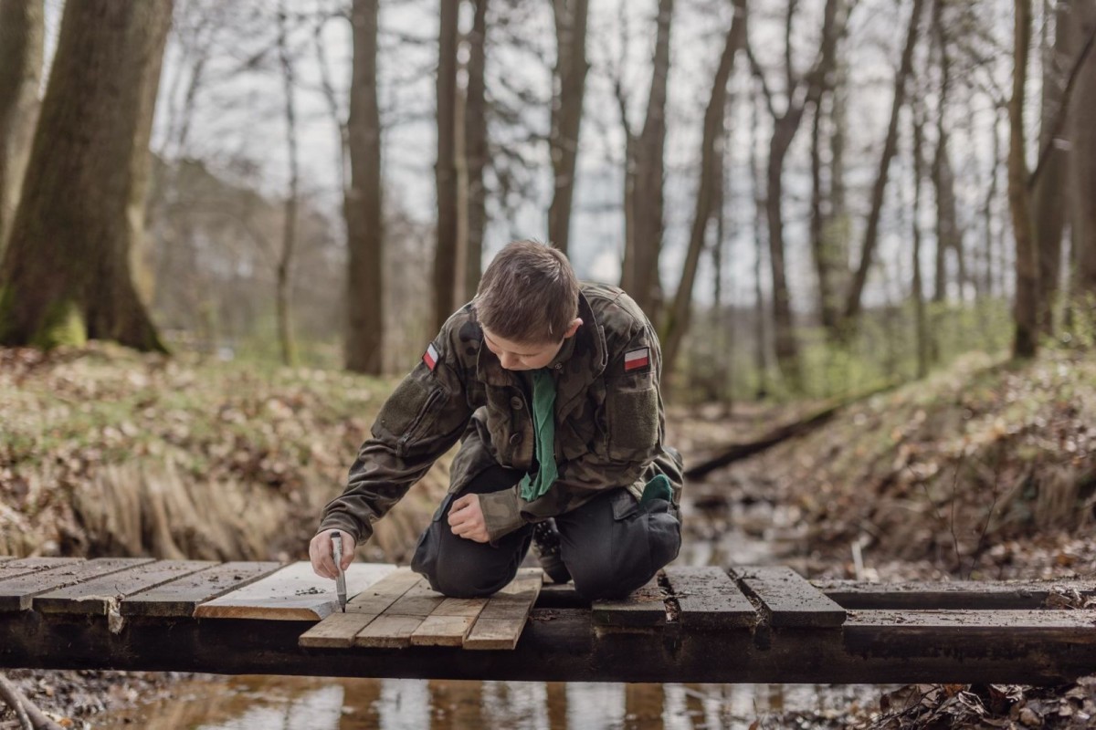 Harcerze naprawili kładkę w lesie przy ulicy Jeleniogórskiej