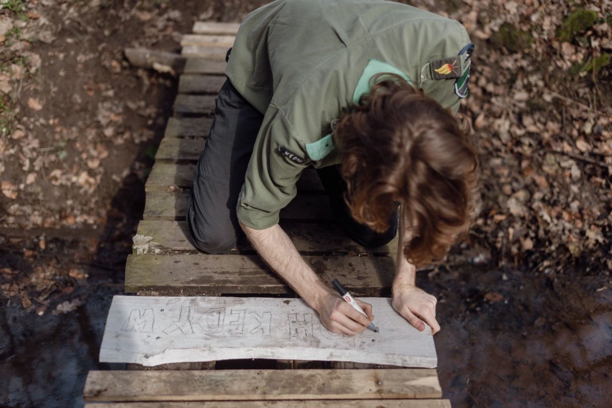 Harcerze naprawili kładkę w lesie przy ulicy Jeleniogórskiej