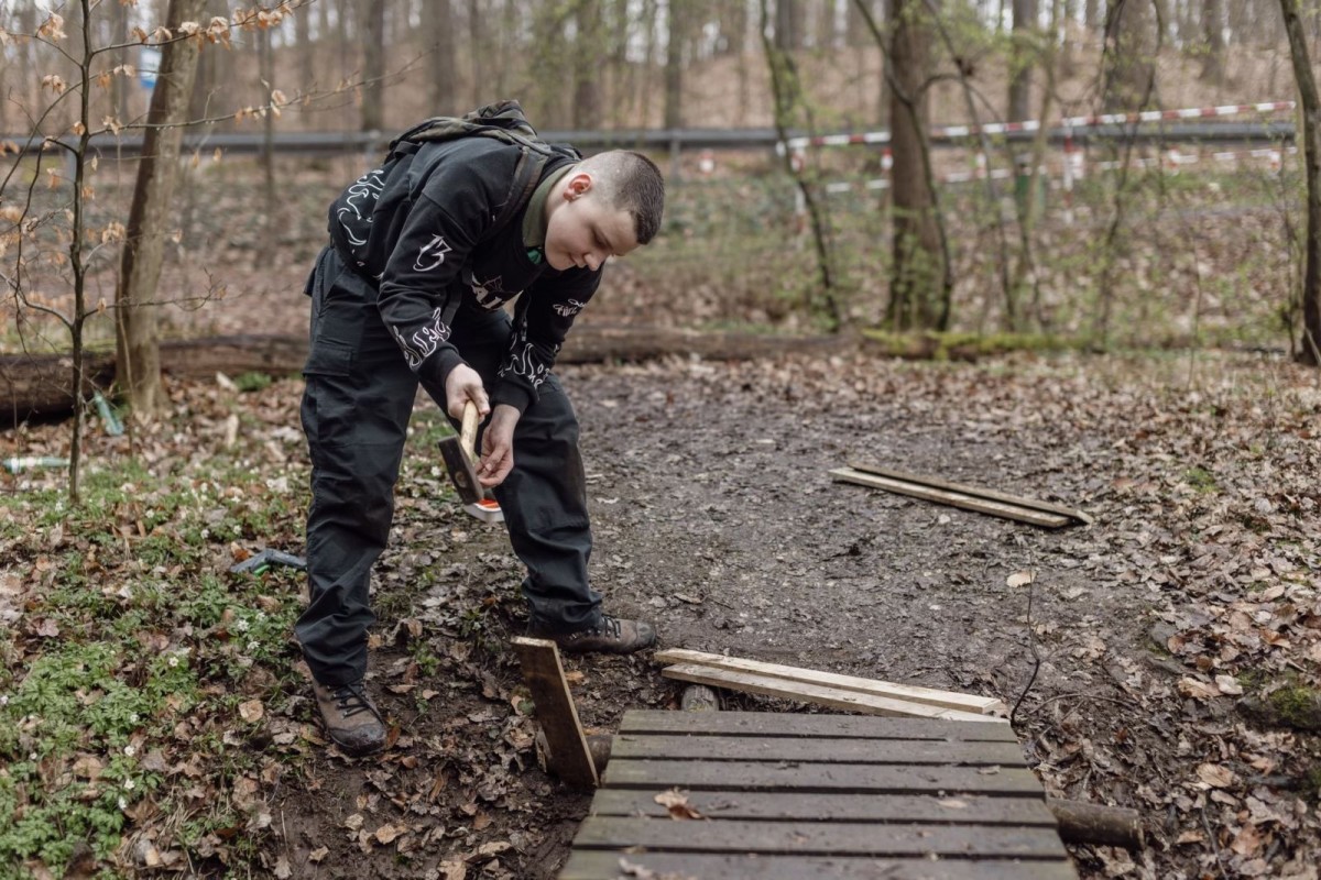 Harcerze naprawili kładkę w lesie przy ulicy Jeleniogórskiej