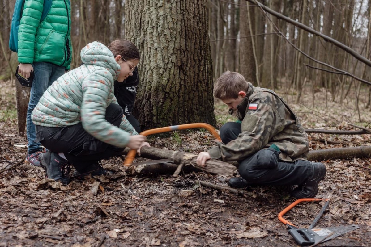 Harcerze naprawili kładkę w lesie przy ulicy Jeleniogórskiej