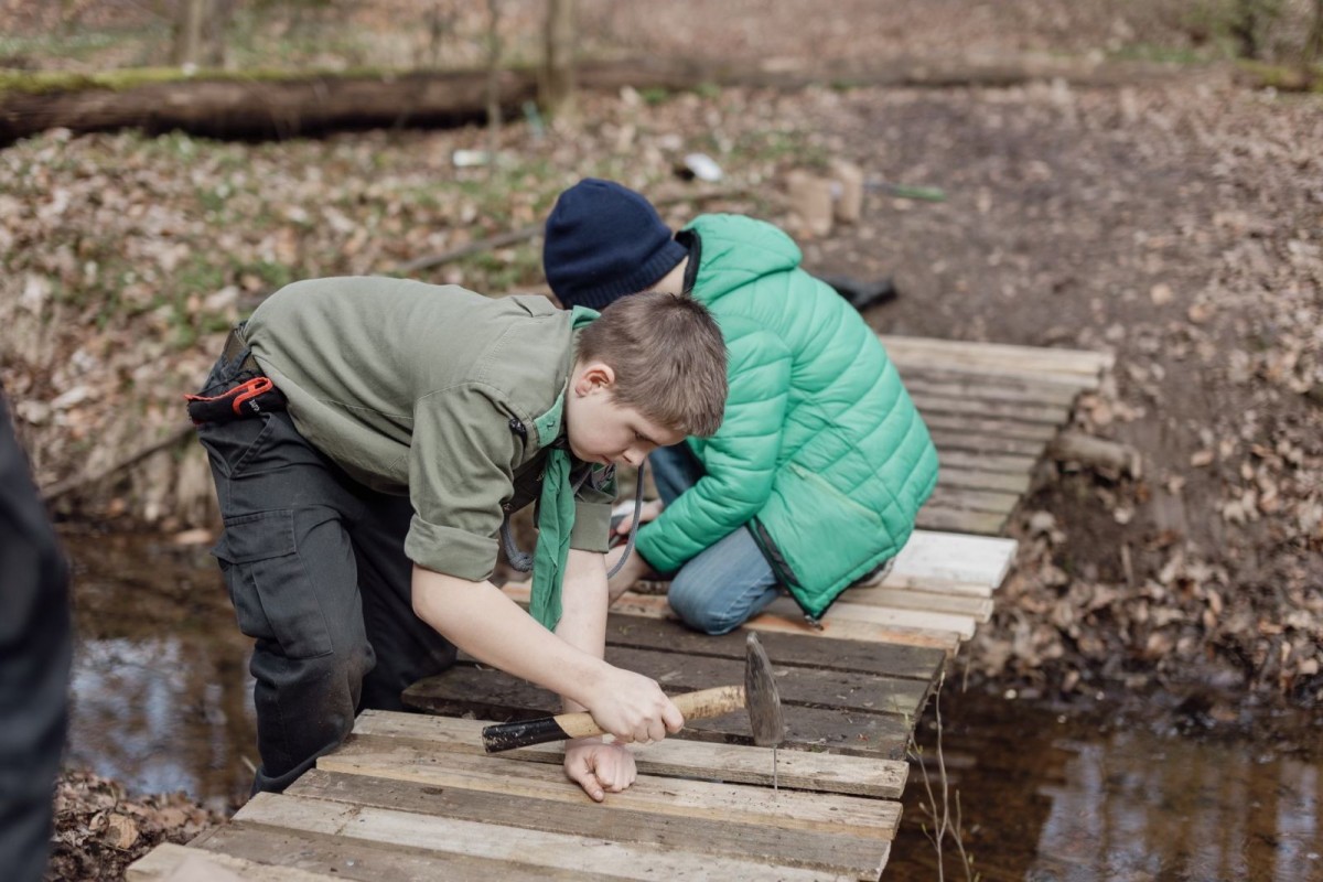 Harcerze naprawili kładkę w lesie przy ulicy Jeleniogórskiej