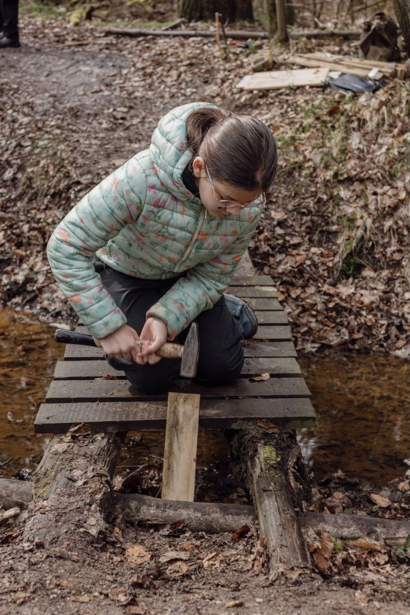 Harcerze naprawili kładkę w lesie przy ulicy Jeleniogórskiej