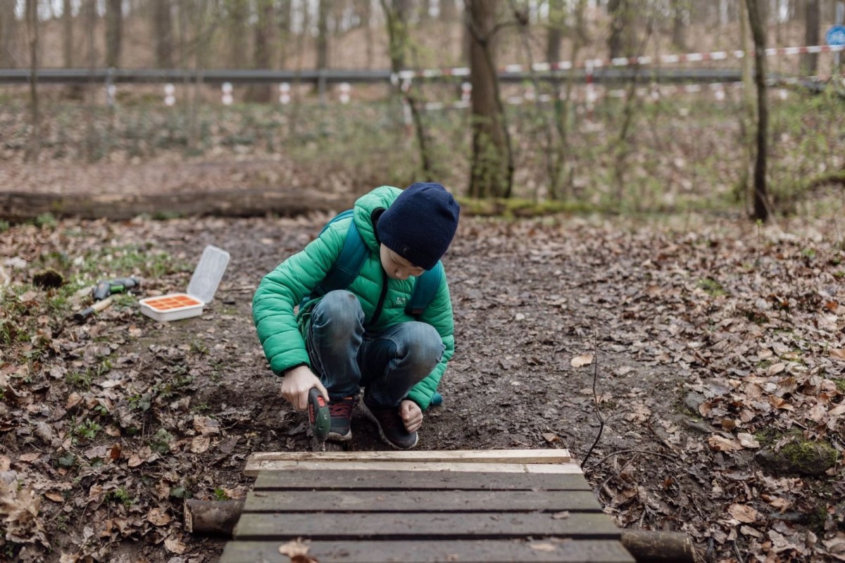 Harcerze naprawili kładkę w lesie przy ulicy Jeleniogórskiej
