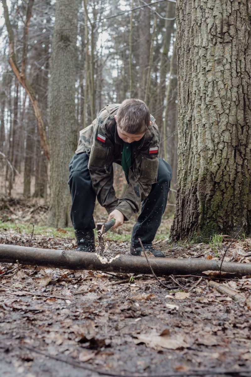 Harcerze naprawili kładkę w lesie przy ulicy Jeleniogórskiej