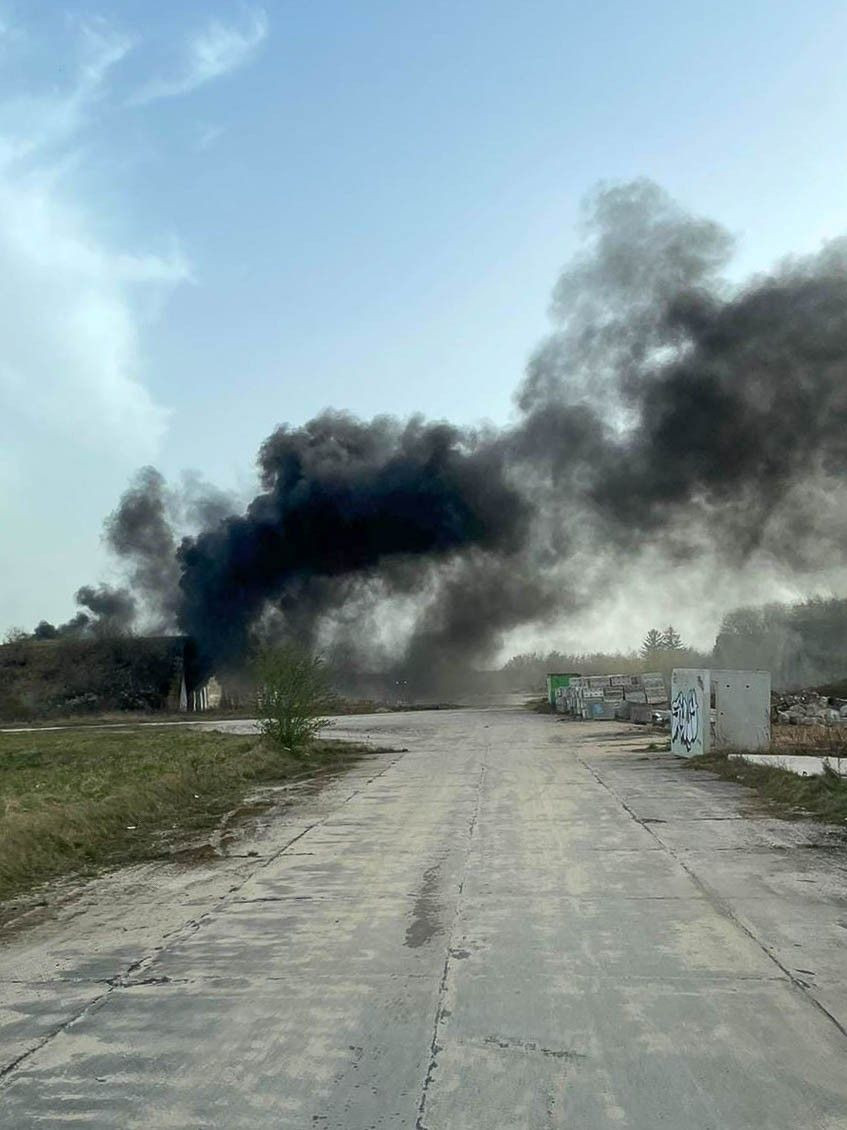 Akcja gaszenia opon w hangarze