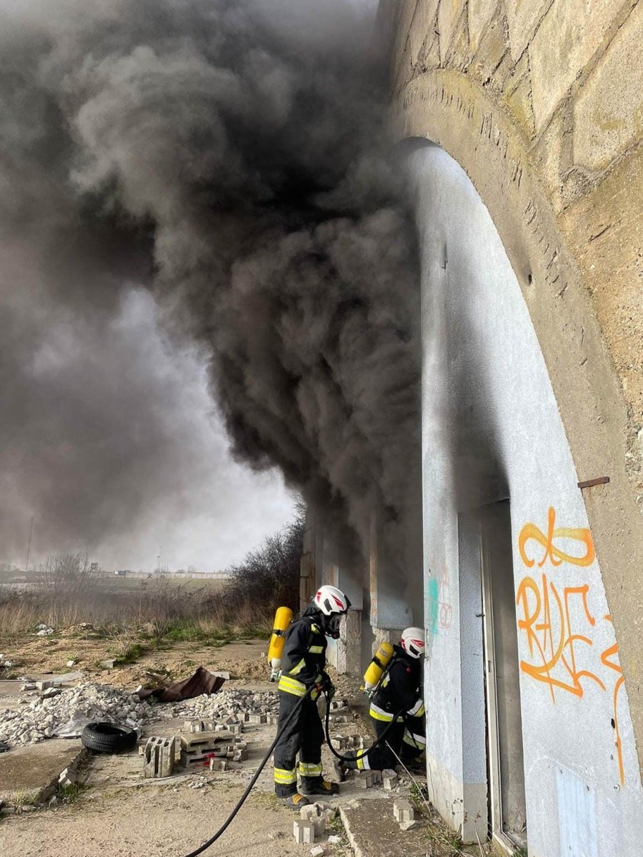 Akcja gaszenia opon w hangarze