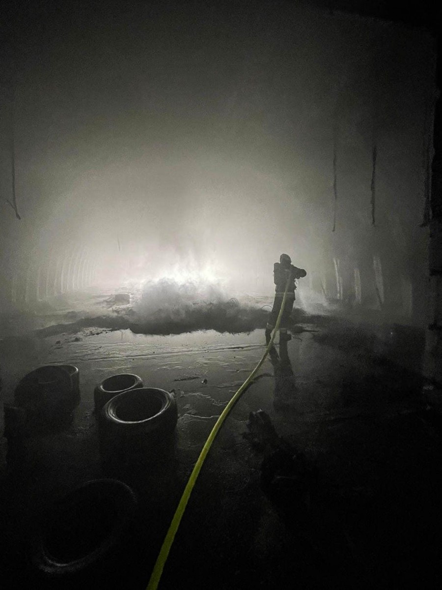 Akcja gaszenia opon w hangarze