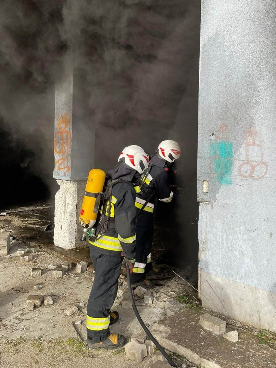 Akcja gaszenia opon w hangarze