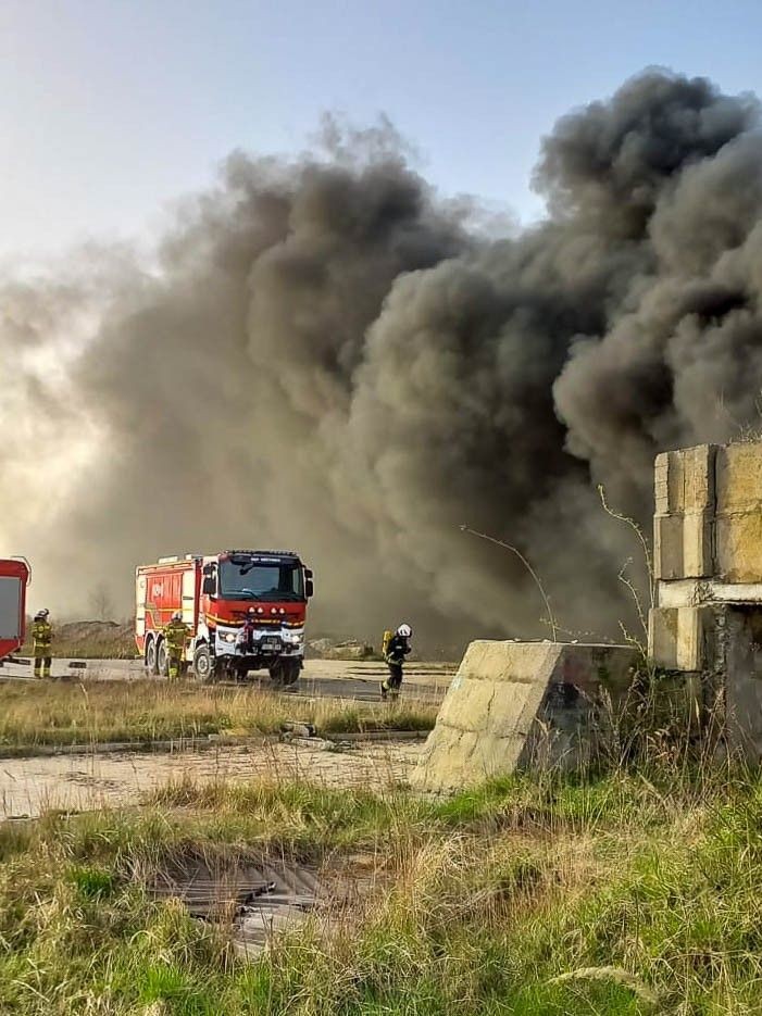 Akcja gaszenia opon w hangarze