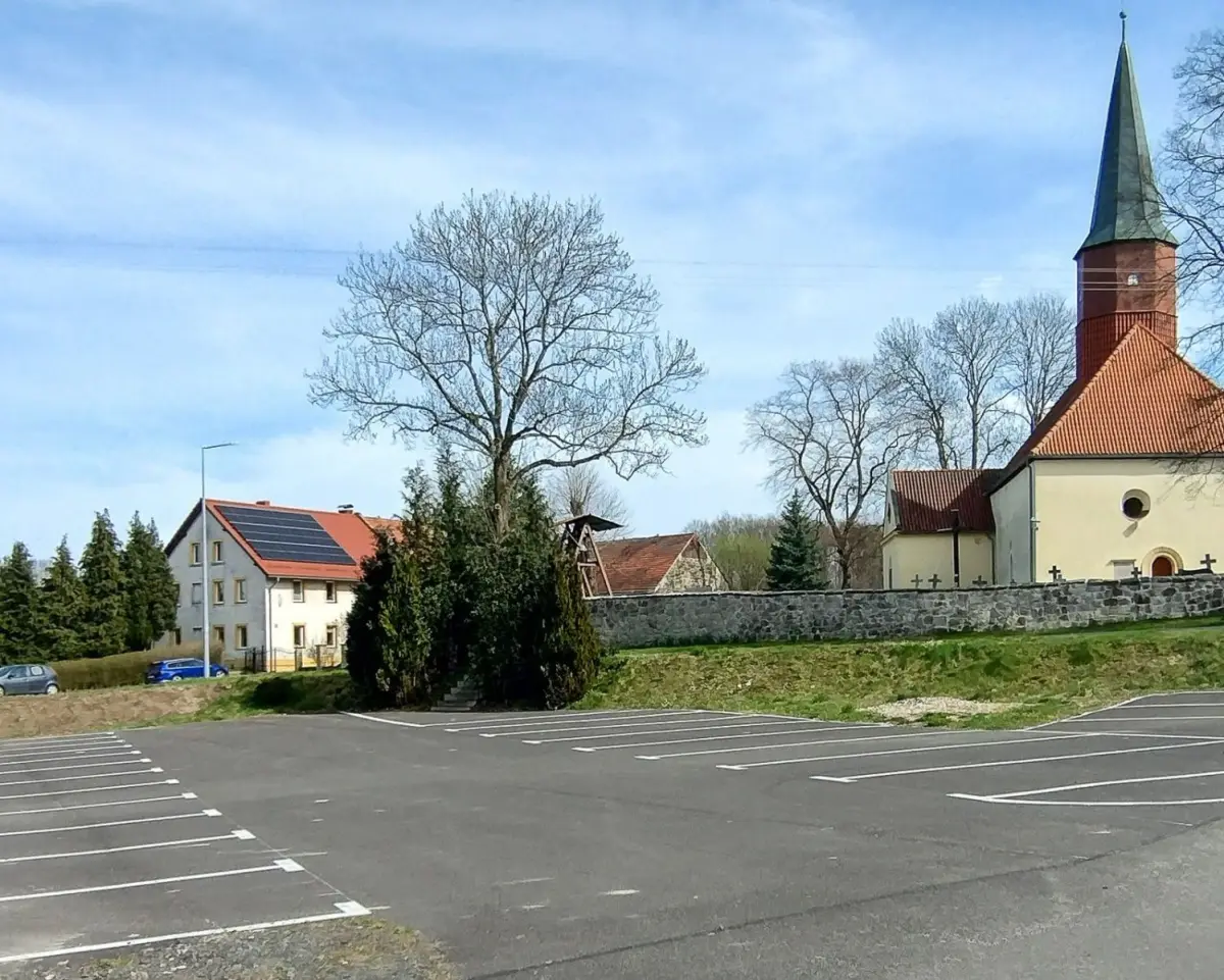 Відремонтований паркінг у Żeliszów