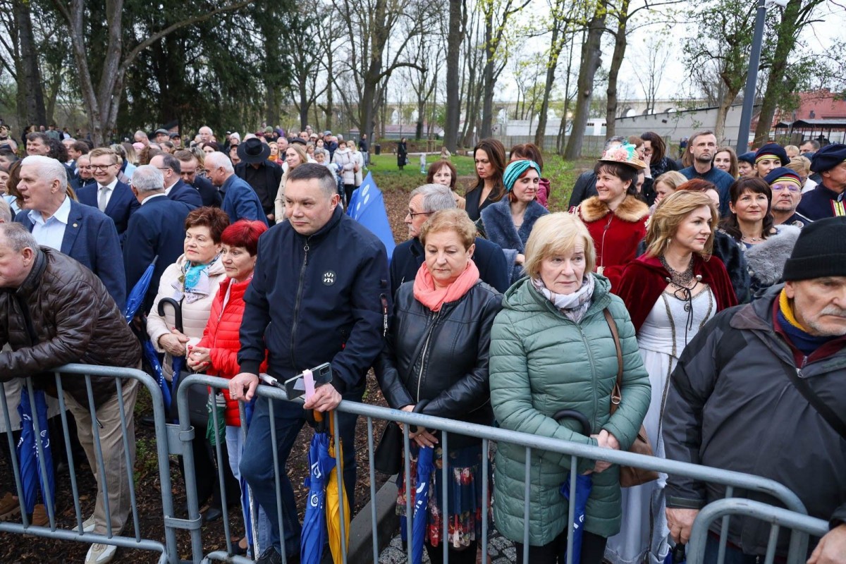 Publiczność na ceremonii otwarcia Muzeum Ceramiki