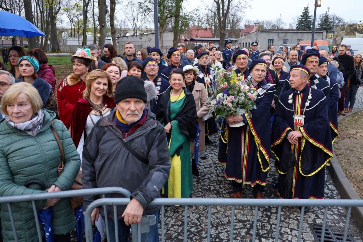 Publiczność na ceremonii otwarcia Muzeum Ceramiki