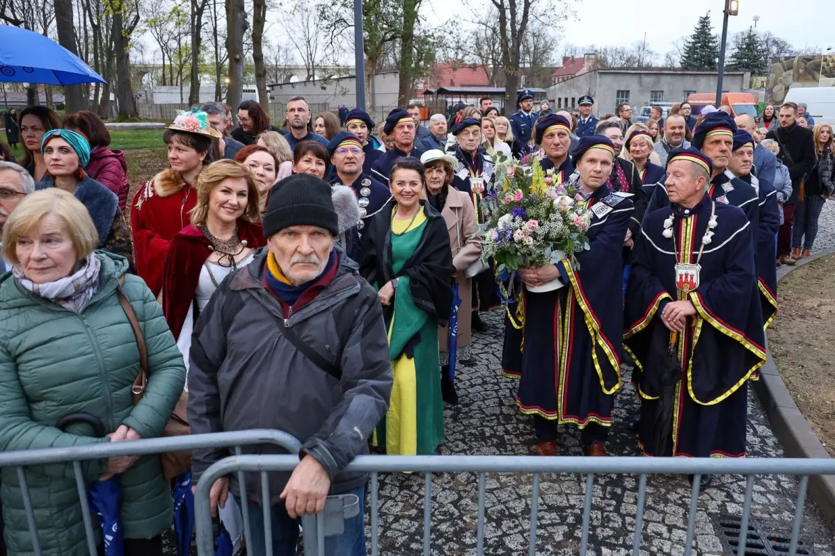 Відвідувачі на церемонії відкриття Музею кераміки