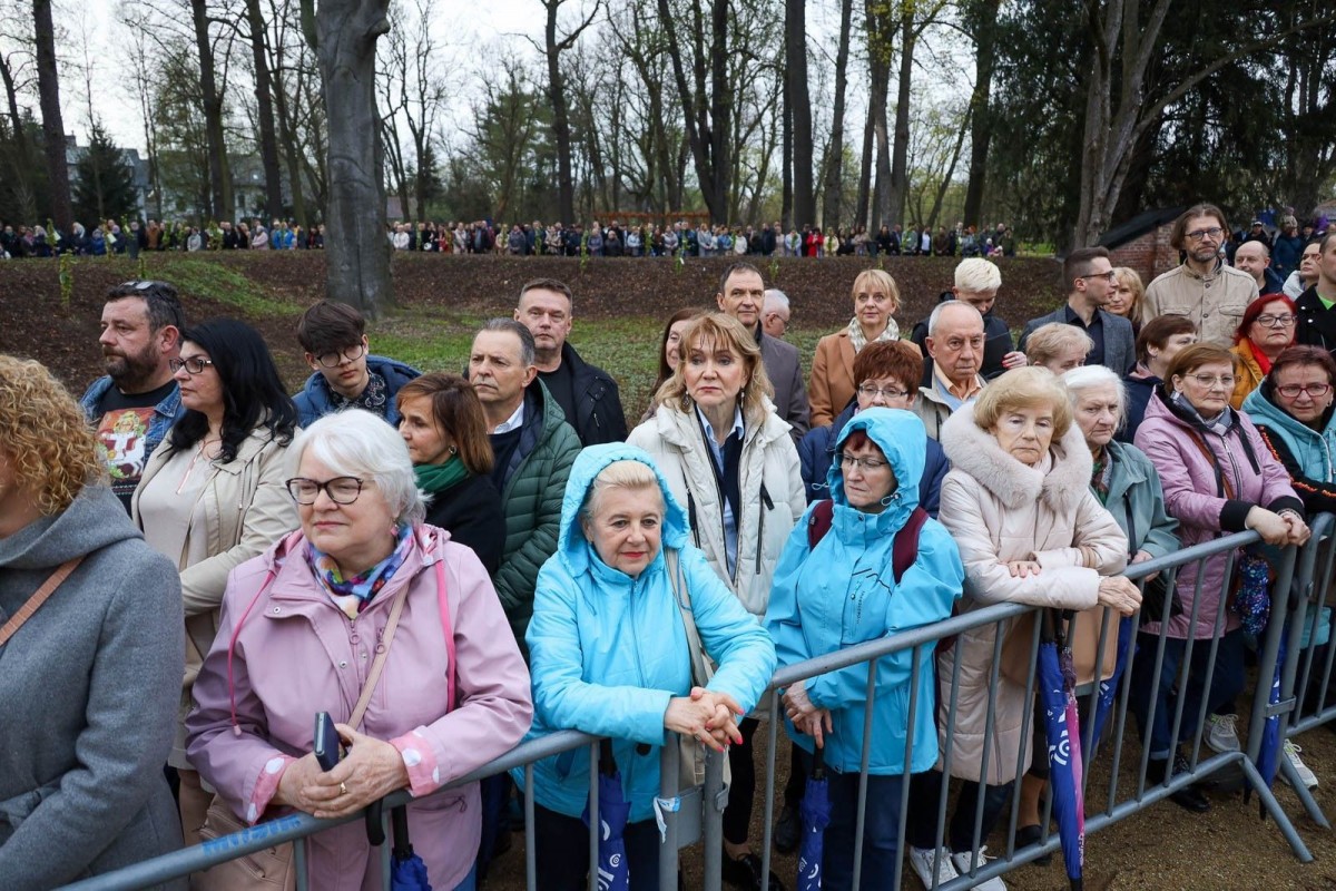 Publiczność na ceremonii otwarcia Muzeum Ceramiki
