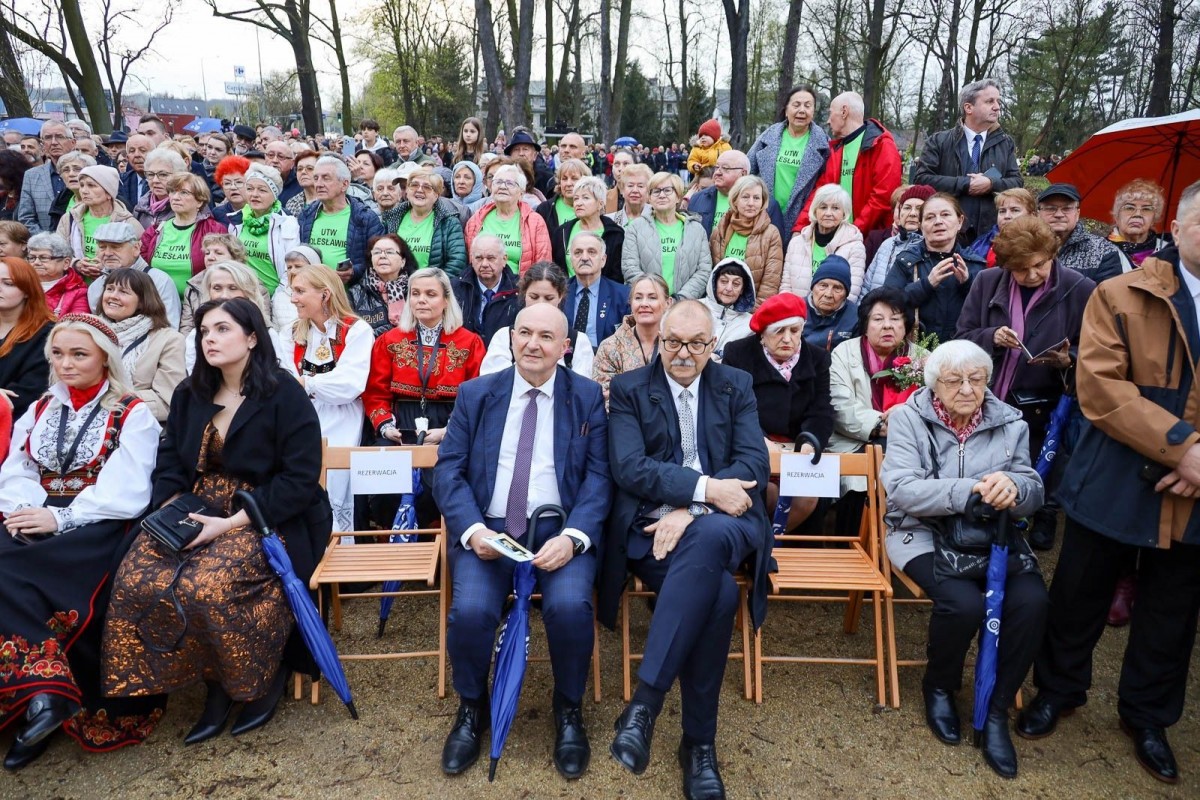 Publiczność na ceremonii otwarcia Muzeum Ceramiki