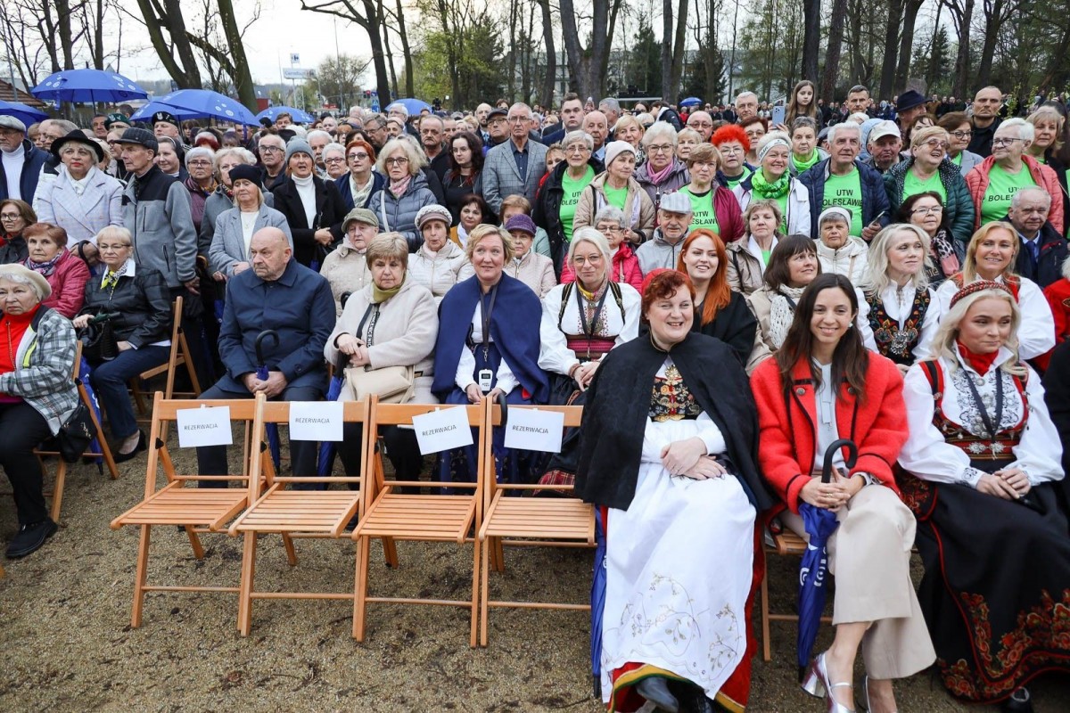 Publiczność na ceremonii otwarcia Muzeum Ceramiki