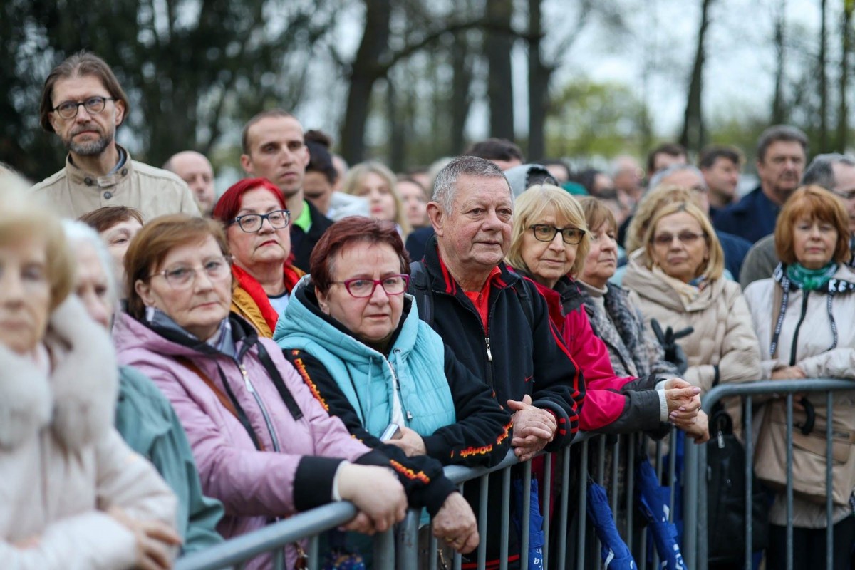 Publiczność na ceremonii otwarcia Muzeum Ceramiki