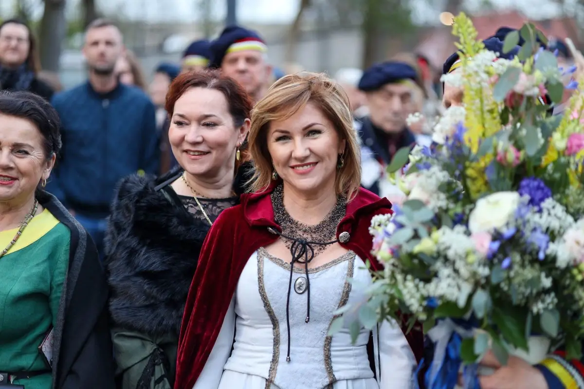 Відвідувачі на церемонії відкриття Музею кераміки