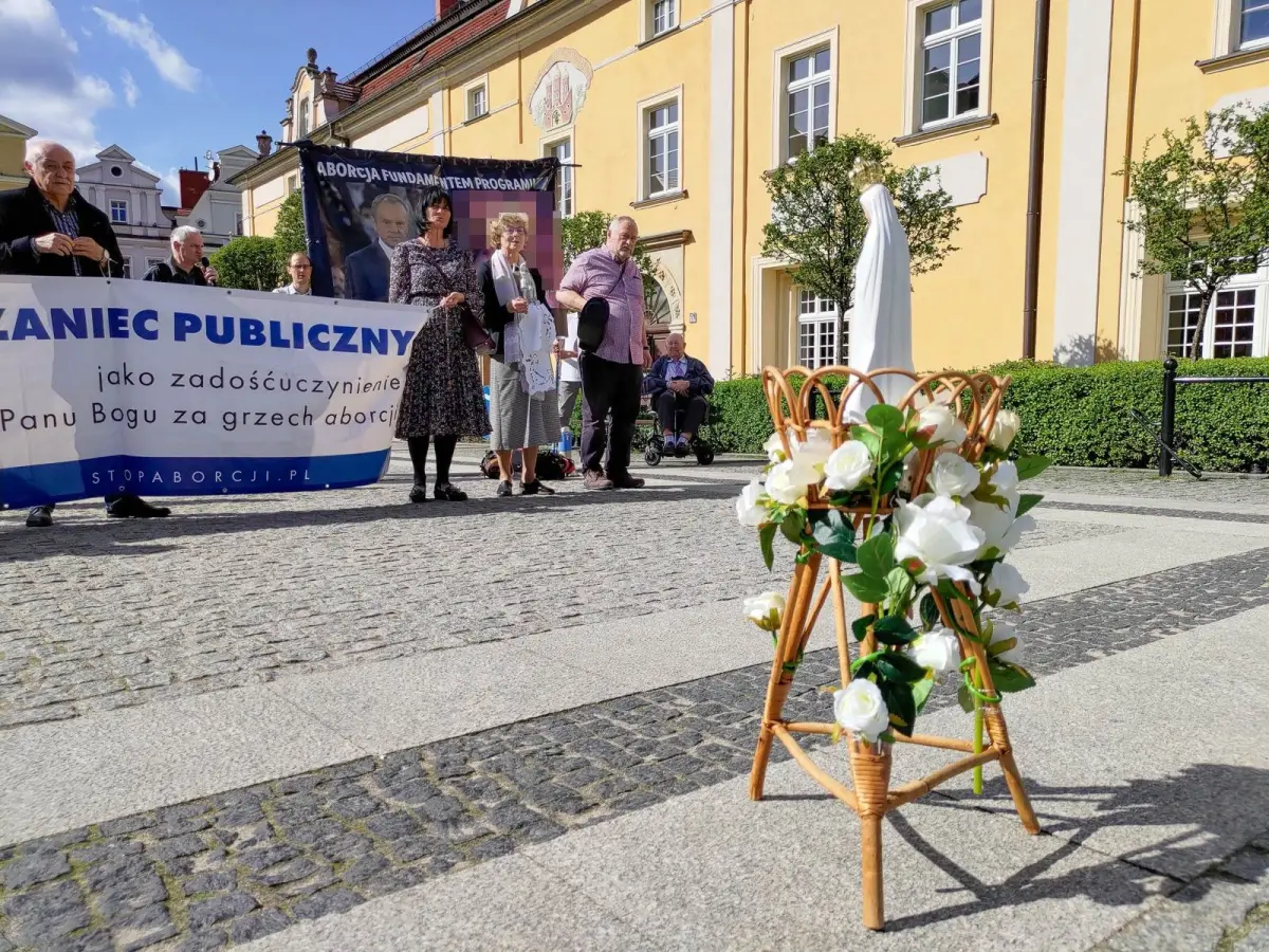 Protest przeciwników aborcji na bolesławieckim Rynku