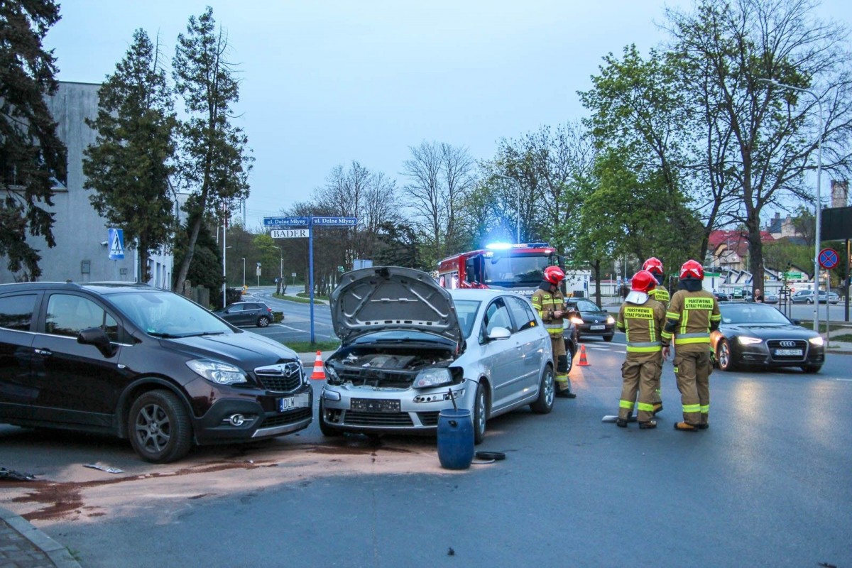 Kolizja trzech aut przy Straży Pożarnej