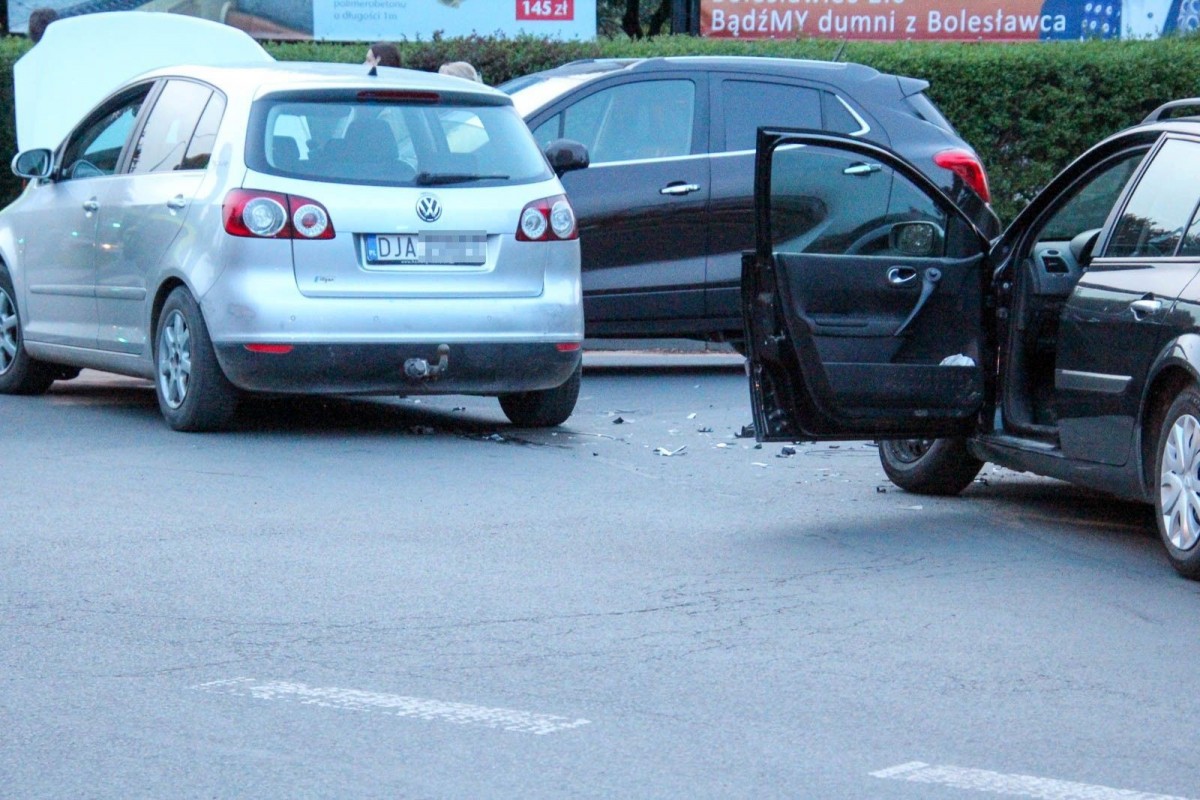 Kolizja trzech aut przy Straży Pożarnej