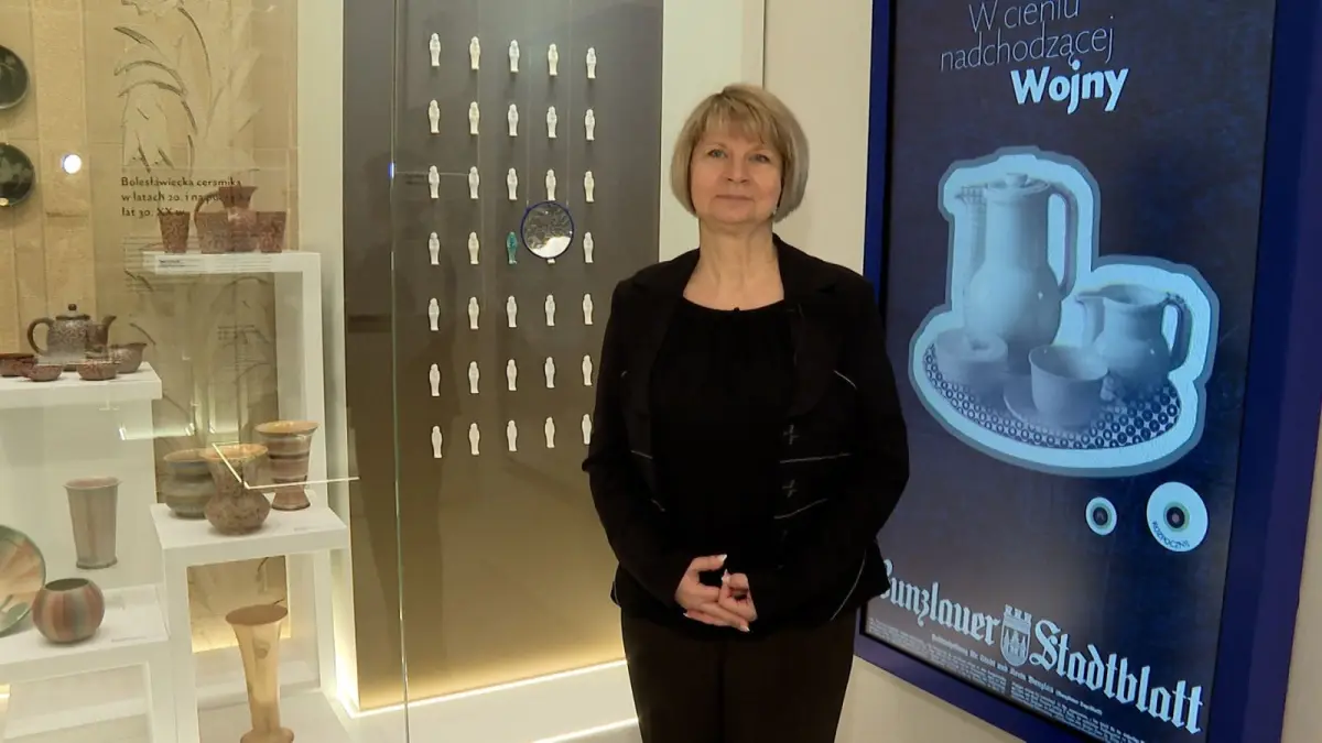 Eksponaty i Anna Bober-Tubaj, szefowa Muzeum Ceramiki w Bolesławcu