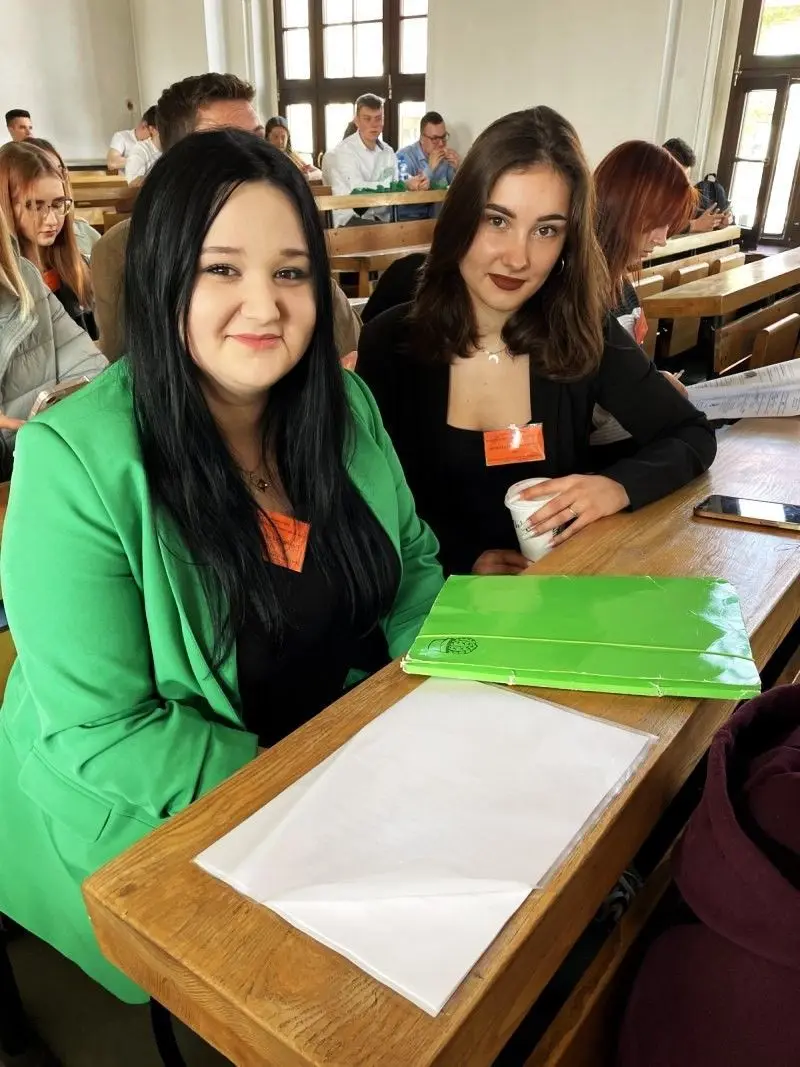 Uczennice Wiktoria Szczerba i Oliwia Dolecka