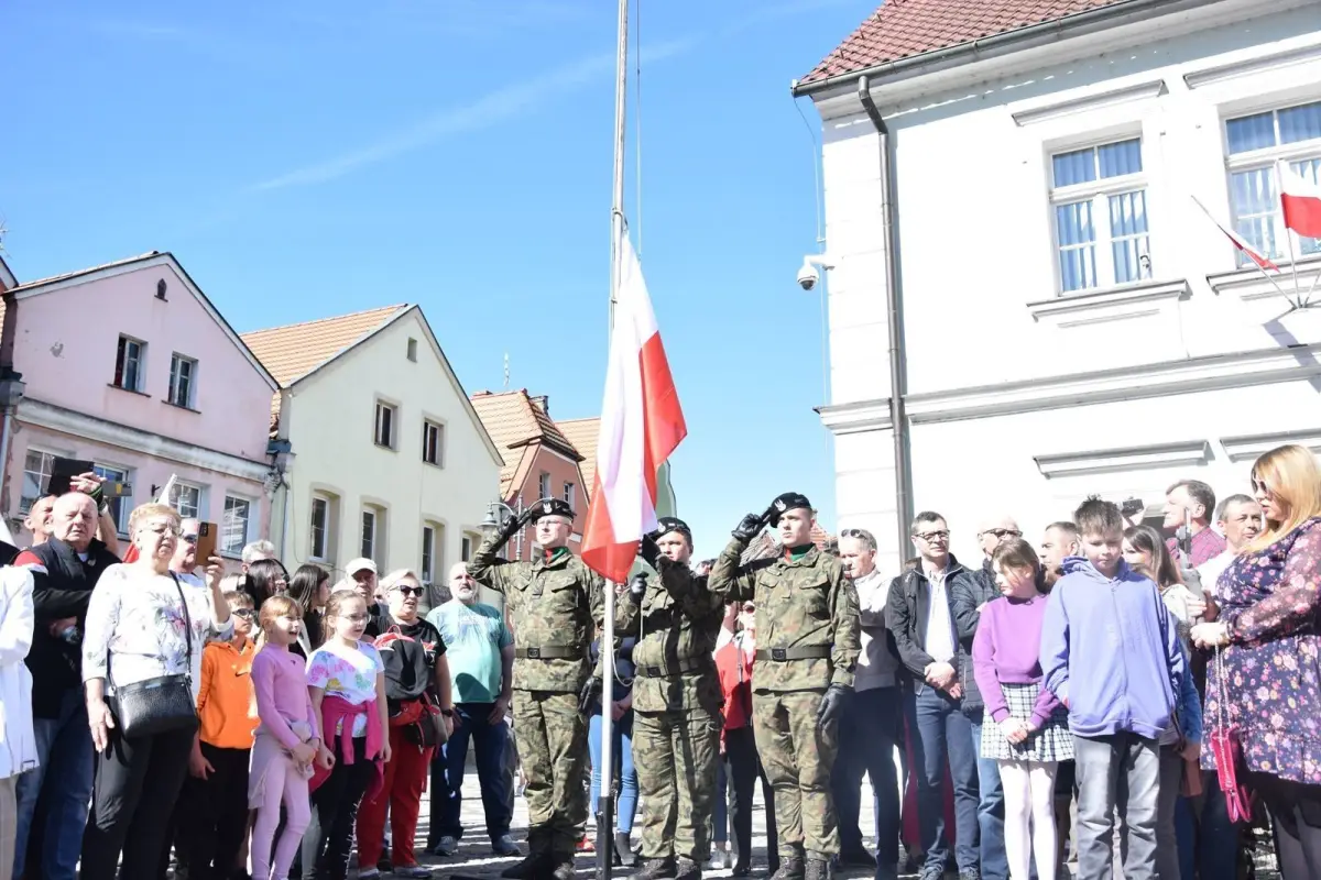 Uroczystość na rynku w Leśnej