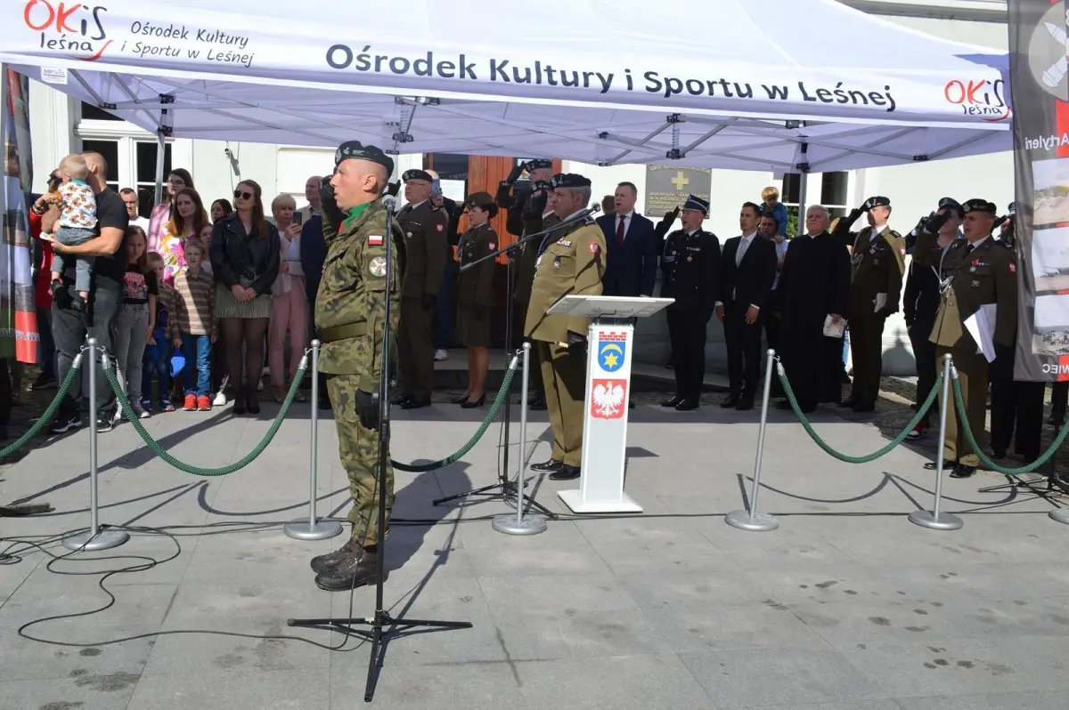 Uroczystość na rynku w Leśnej