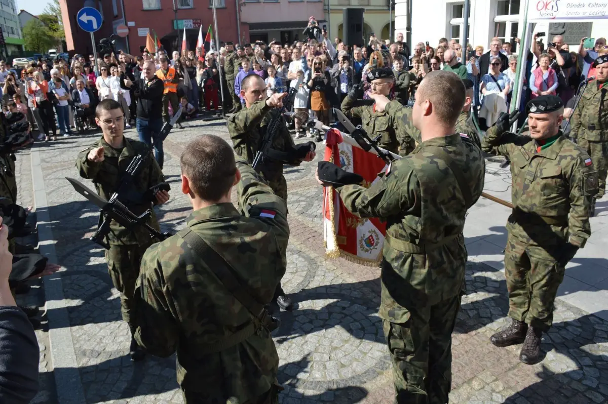 Uroczystość na rynku w Leśnej