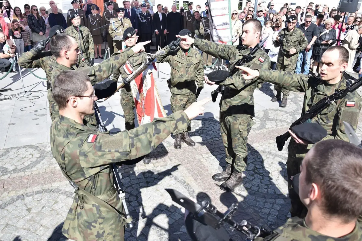 Uroczystość na rynku w Leśnej