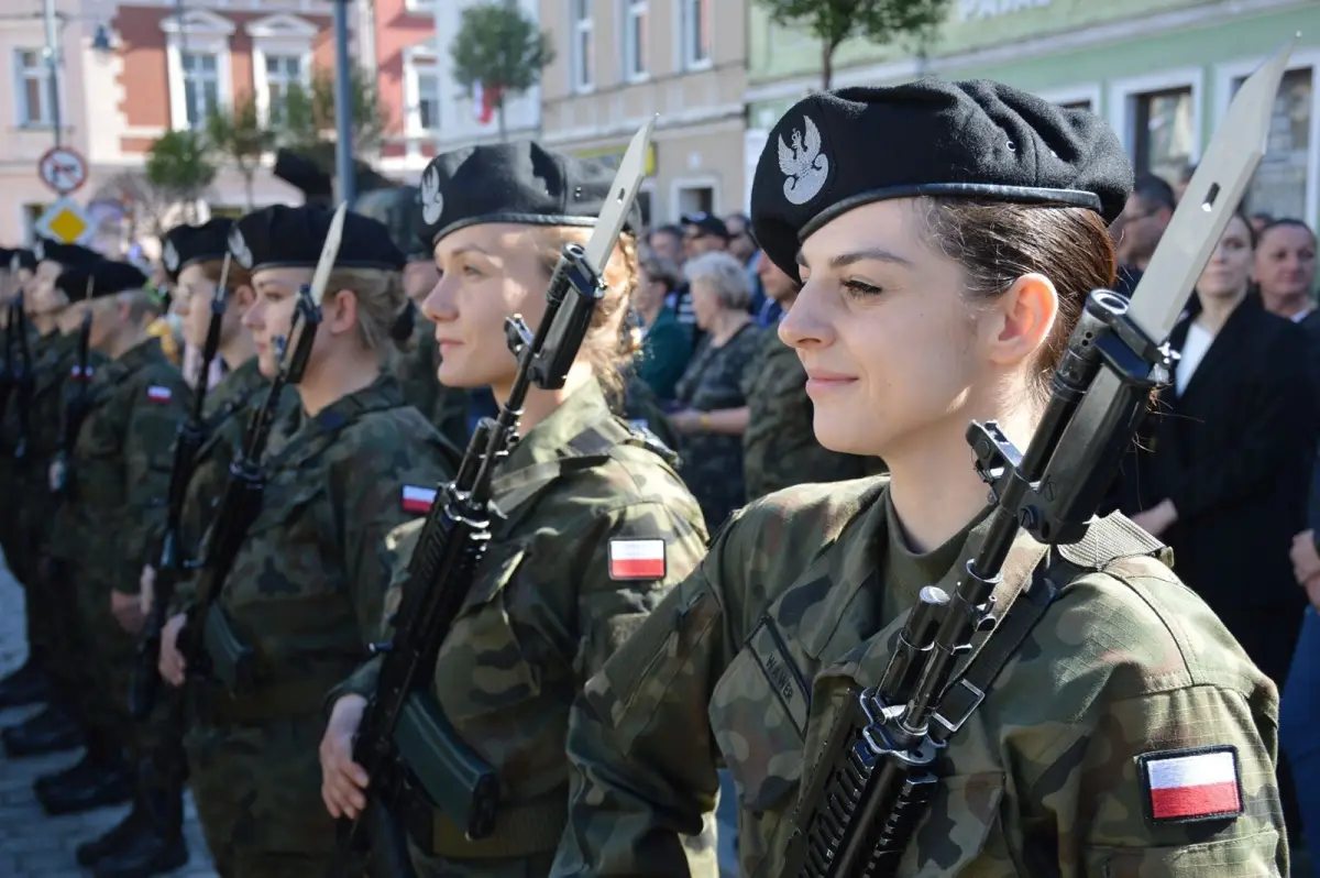 Uroczystość na rynku w Leśnej