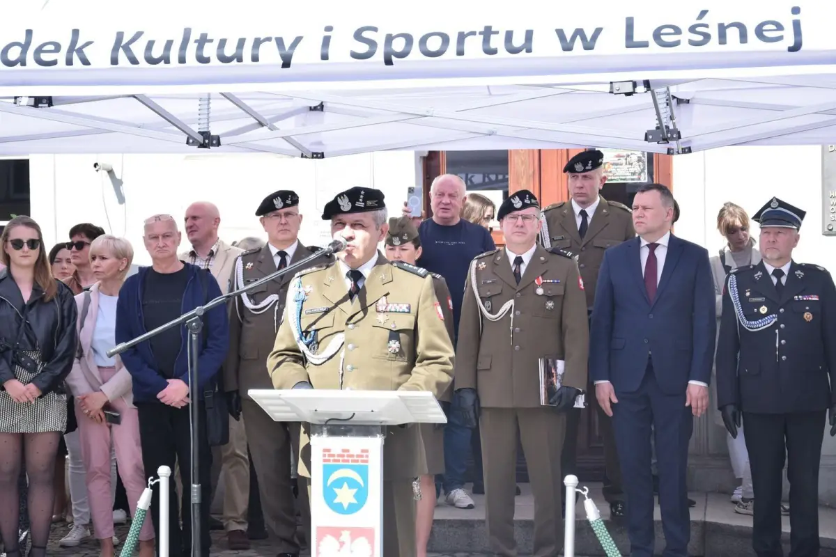 Uroczystość na rynku w Leśnej