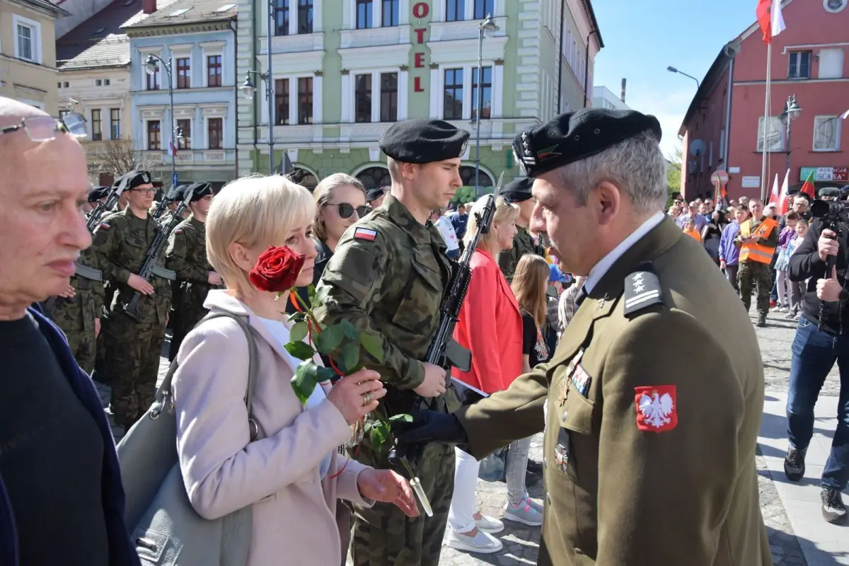 Uroczystość na rynku w Leśnej