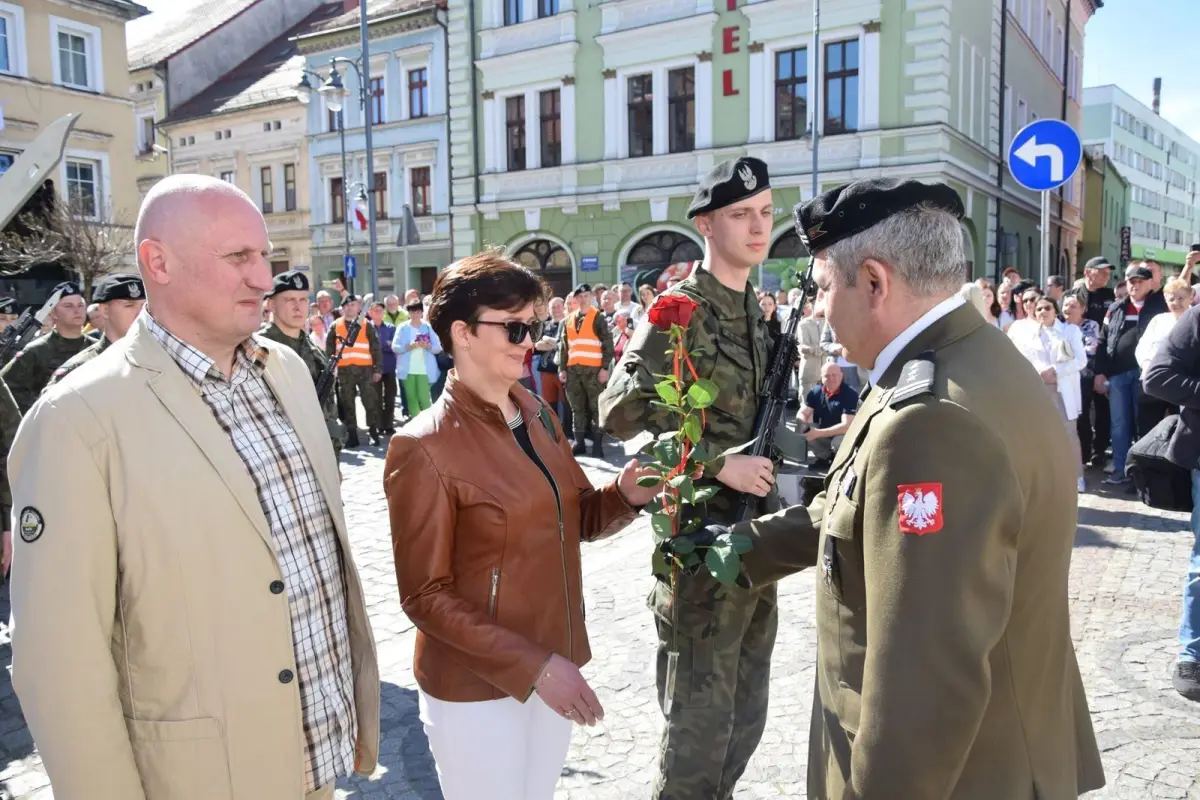 Uroczystość na rynku w Leśnej