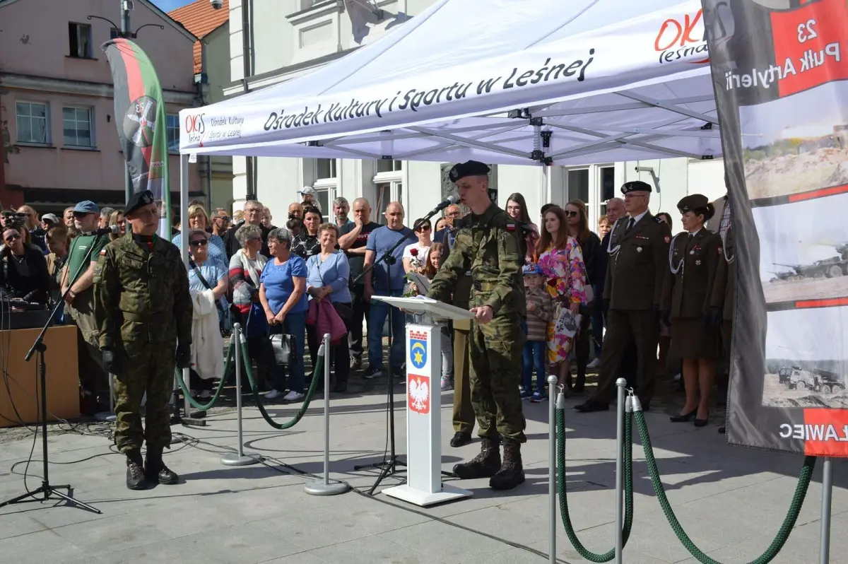 Uroczystość na rynku w Leśnej