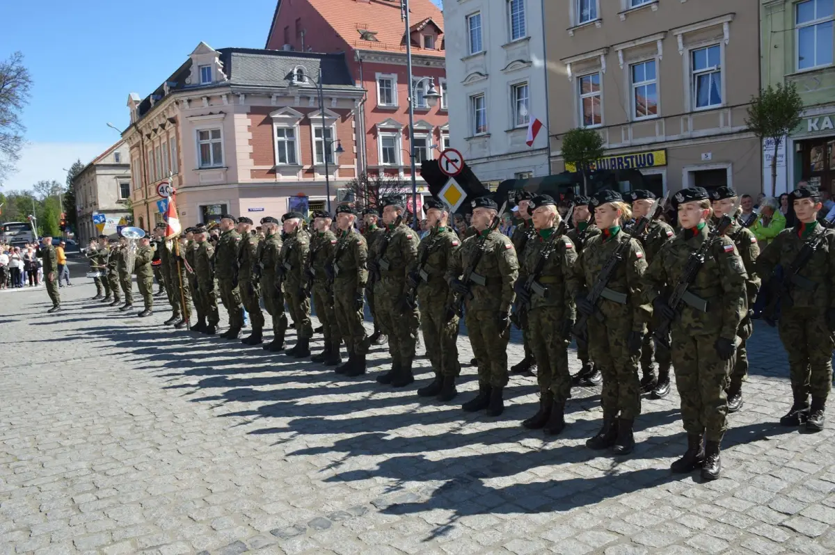 Uroczystość na rynku w Leśnej